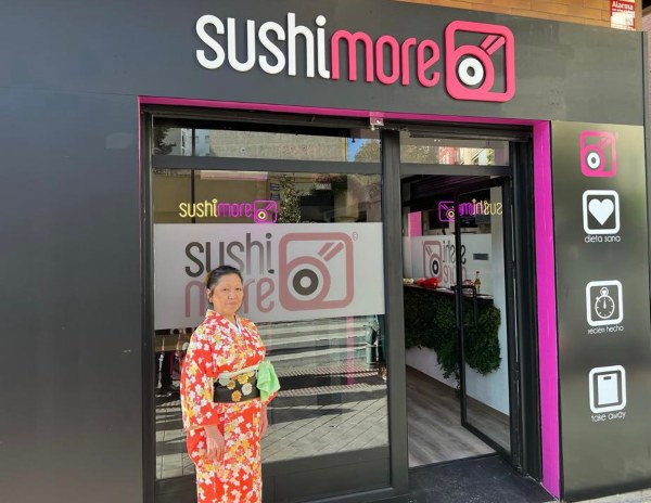 Sushimore abre un nuevo local en Granada y lo hace regalando sushi a 100 personas